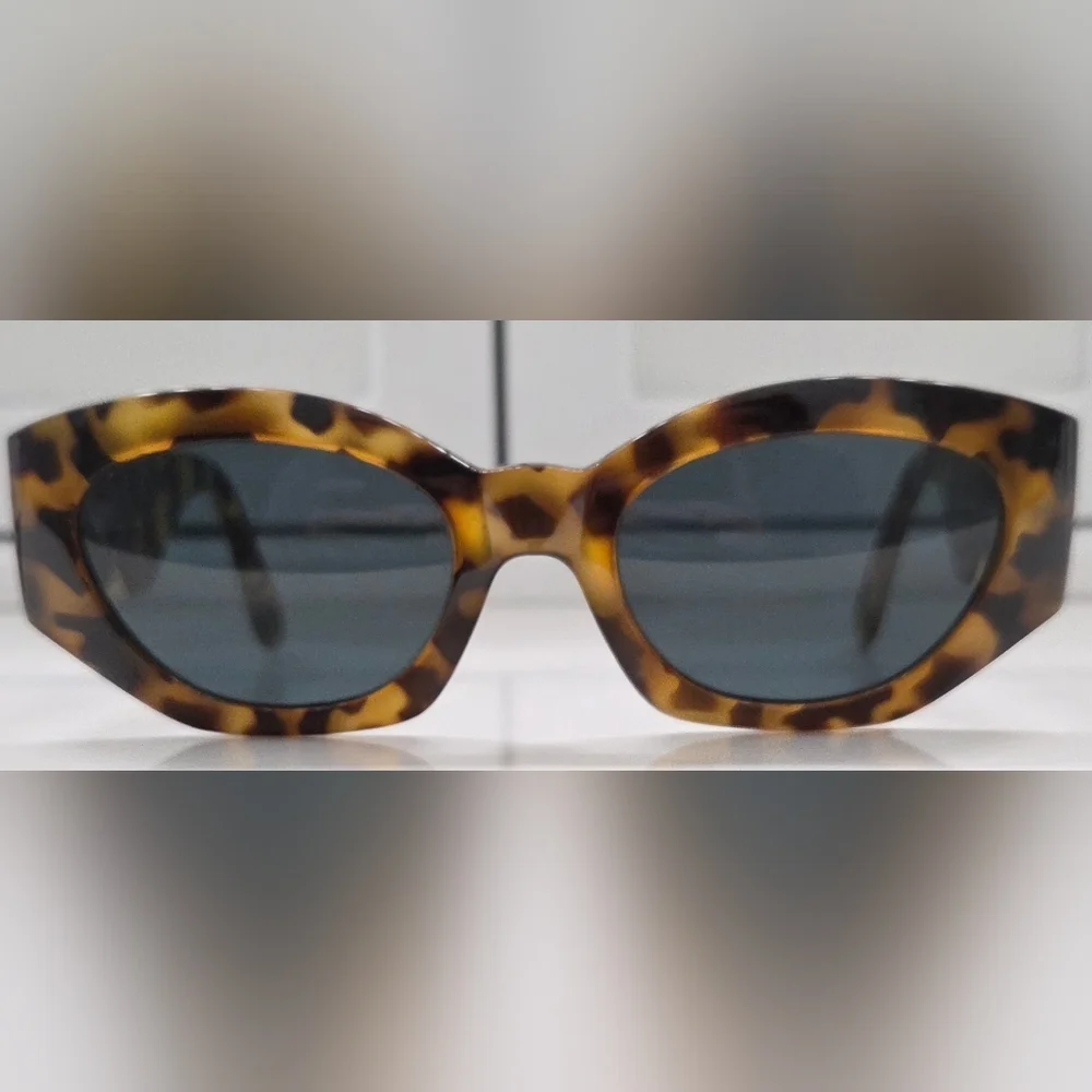 Vintage Gianni Versace Medusa Stud Cat Eye Sunglasses Tortoise w/ Case Italy